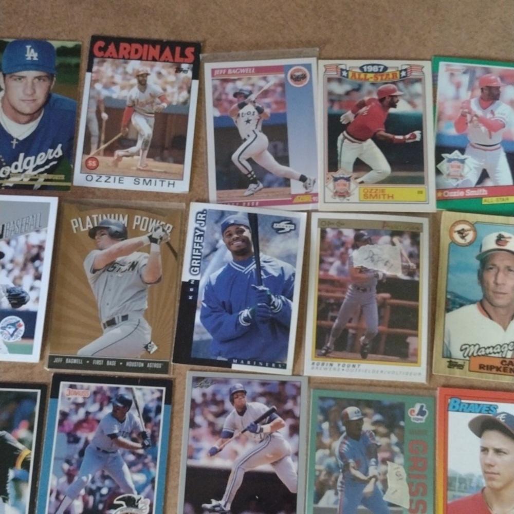 Assorted Baseball Trading Cards Collection - Picture 5 of 7